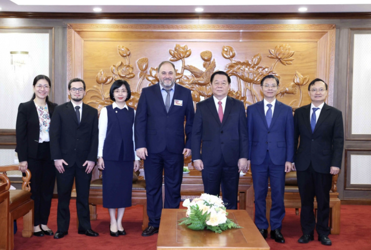 Party official receives high-ranking delegation of Uruguay